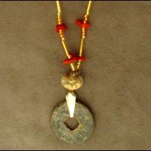 Collier avec pi�ce en bronze et corail